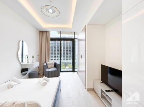 Stunning Studio with a Spacious Balcony in Meydan